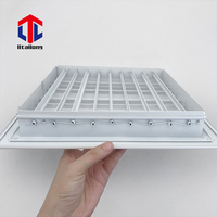 Grille linéaire à double déflection en aluminium blanc et registres pour la climatisation des plafonds de chambres d'hôtel