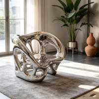 Fauteuil sculptural abstrait en fibre de verre avec finition chromée miroir, rembourrage en mousse, pour hall d'entrée moderne