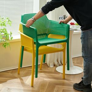 Silla de jardín de plástico con malla amarilla, mueble de exterior con reposabrazos para patio o balcón. - Product Image 2