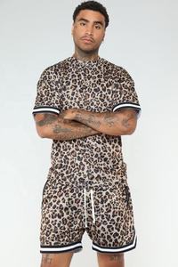 KY leopardo estampado cuello redondo Oversize Fit manga corta Camiseta Streetwear camiseta y pantalones cortos conjunto <span class=keywords><strong>ropa</strong></span> <span class=keywords><strong>de</strong></span> hombre 2023 - Product Image 3