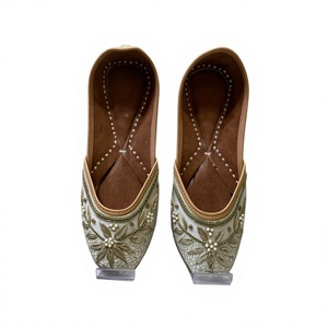 Calzado Artesanal de Cuero Genuino BS INTERNATIONAL para Mujer - Calidad Premium, Estilo Tradicional Rajasthani, Tendencia de Moda - Product Image 4