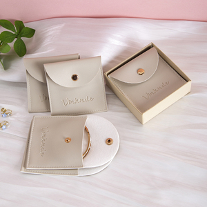 Elegante Pochette in Pelle PU <span class=keywords><strong>Beige</strong></span> 7x7cm di Alta Qualità con Chiusura a Bottone, Confezione Regalo Riciclabile per Gioielli, Anelli, Bracciali - Product Image 3