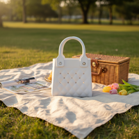 Tas Tangan Mini Quilted Putih Model Terbaru 2026 dengan Logo Custom, Rivet EVA, Pegangan Atas Kecil, Cocok untuk Perjalanan Sehari-hari Wanita