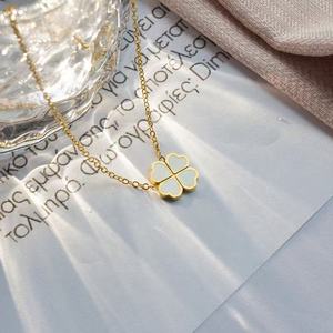 Collier pendentif trèfle à quatre feuilles porte-bonheur en acier inoxydable plaqué or 18 carats, mode personnalisée pour femmes - Product Image 1