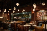 Comptoir de bar moderne et esthétique avec dessus en bois et éclairage LED pour restaurant musical, boîte de nuit, bar à vin
