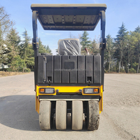 Rouleau compresseur pneumatique à pneus en caoutchouc pour travaux de finition des surfaces en asphalte