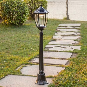 Lampadaire de jardin extérieur en fer avec abat-jour en verre LED, lumière blanc chaud 2700K, IP66 résistant aux intempéries, ampoule A19 non amovible, capteur de mouvement solaire - Product Image 5