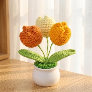 Tulipe au crochet en pot, <span class=keywords><strong>fleur</strong></span> tricotée, 3 têtes, fil <span class=keywords><strong>de</strong></span> laine, pot en céramique blanc, fait main, petit cadeau pour bureau et maison - Product Image 4