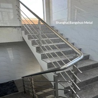Rampe d'escalier colonne en acier inoxydable 304 sur mesure pour intérieur, style moderne et minimaliste, fixation au sol