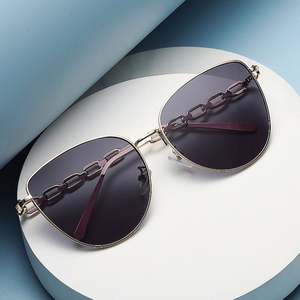 Gafas de Sol de Moda Retro 2022 al por Mayor, Personalizadas, con Cadena en las Patillas, Montura Grande, Metálicas, Estilo Ojo de Gato para Mujer - Product Image 3
