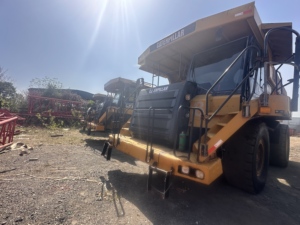 Camion à benne basculante minier Caterpillar CAT773F d'occasion avec moteur et pompe Origine Japon 44500 kg 31 m Production de béton - Product Image 6