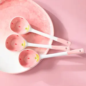 Schattige Japanse Koreaanse Dessert Thee Lepel Roze Aardbei Keramische Noedelsoeplepel Met Lange Steel