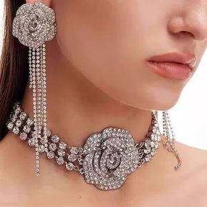 <span class=keywords><strong>Set</strong></span> di Collana <span class=keywords><strong>Girocollo</strong></span> e Orecchini di Lusso con Fiori in Strass Scintillanti per Donne, Accessori di Gioielleria in Cristallo - Product Image 1
