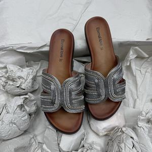 Nouvelles Sandales Plates d'Été pour Femmes, Boucle H, Chaussons Polyvalents à Bout Ouvert Orné de Diamants, Talons Carrés, Semelle Unique Décontractée, Pour la Plage ou l'Extérieur, en PVC - Product Image 4