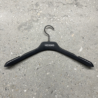 Logo personnalisé Ensemble antidérapant en plastique marque magasin noir cintre pour jean et manteau
