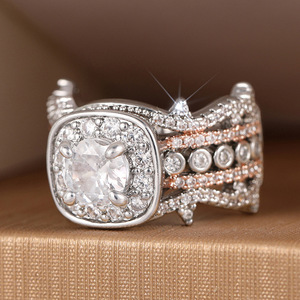 Anello a Triangolo Ondulato Bicolore con Spine per Donne, Gioiello da Dito Trendy e Alla Moda - Product Image 3