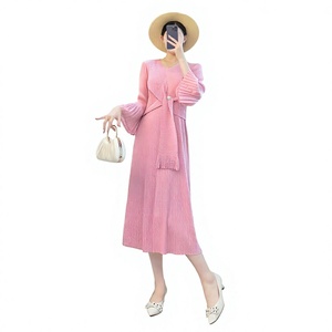 Elegante Vestido Midi de Punto Rosa con Cuello en V, Mangas Acampanadas y Cinturón, Estilo Casual, Corte en A, Holgado, para Primavera/Verano, Uso Diario - Product Image 3