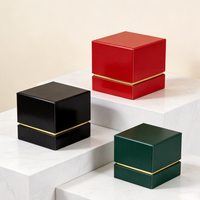 Boîte cadeau en carton écologique imprimée sur mesure, à deux pièces (base et couvercle), rigide, pour produits de soin de la peau, parfum ou crème.