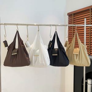 Sac de courses pliable avec porte-clés, sac de rangement portable pour le voyage et le supermarché, mini sac fourre-tout réutilisable et pliable, sac de courses compressible avec porte-clés - Product Image 1