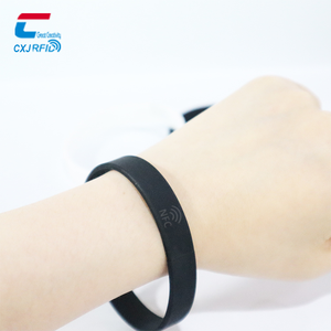 Truyền Thông Xã Hội Chia Sẻ <span class=keywords><strong>Nfc</strong></span> NTAG213 Ban Nhạc Đen <span class=keywords><strong>Nfc</strong></span> Vòng Đeo Tay Siêu Mỏng Silicone Rfid <span class=keywords><strong>Nfc</strong></span> Vòng Đeo Tay <span class=keywords><strong>Url</strong></span> Mã Hóa - Product Image 2