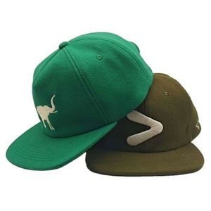 Fournisseur en gros de casquettes en laine OEM tendance, casquettes à 5 panneaux avec logo personnalisé, casquettes non structurées, casquettes snapback - Product Image 4