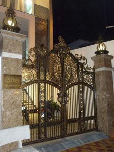 Puerta de Hierro de Estilo Francés de 50x80x4x8 con Acabado en Cobre Negro, Bronce y Estaño y Soporte de Ingeniería - Product Image 4