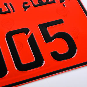 Placa reflectante de aluminio y Metal para matrícula de coche, accesorio personalizado de fábrica, fabricación de accesorios para vehículos, en relieve rojo - Product Image 5