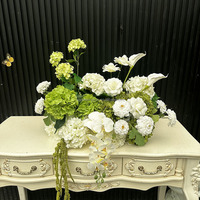 Composition florale personnalisée en hydrangeas vert-rosé tombants et pour côté de canapé, décoration de toile de fond de scène pour mariage, fleurs de table de bar