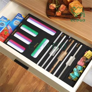 Organizador de bolsas Ziplock de color negro y dispensador de envoltura de plástico con cortador - Product Image 1