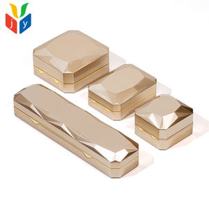 Элитная шкатулка для украшений из лакированного дерева с золотым покрытием, светодиодной подсветкой, черным бархатом и возможностью нанесения логотипа на заказ. Для кулонов, браслетов и длинных цепочек. - Product Image 5