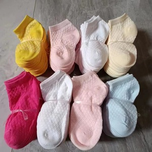 Vente en gros de chaussettes courtes respirantes de couleur unie pour enfants, vêtements d'été pour nouveau-né, ensemble cadeau, chaussettes - Product Image 3