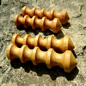 Varillas de madera con crestas onduladas para localizar dolores musculares profundos en pies cansados, disponibles a precios de mayoreo. - Product Image 1