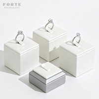 Présentoirs en cuir PU FORTE pour bracelets et colliers, personnalisables en gros, ensemble de présentoirs à bijoux sur mesure