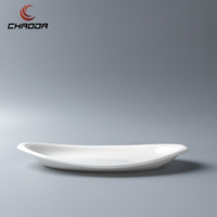 Assiettes en porcelaine orientale de luxe Japandi écologiques, émaillées, personnalisables, design en forme de bateau pour poissons, pour hôtels et restaurants