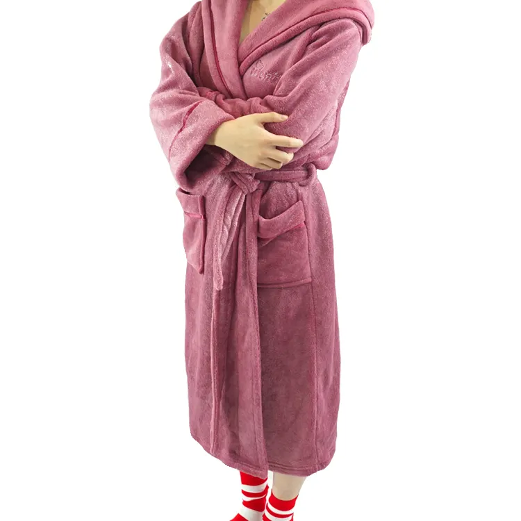 Yüksek kaliteli kişiselleştirilmiş % 100 Polyester polar otel Robe kadın pijama soyunma boy kalın mikrofiber kapşonlu bornoz