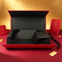Boîte cadeau pour vin de luxe pliable personnalisée, rouge et or, avec estampage à chaud, fermeture magnétique et poignée en ruban