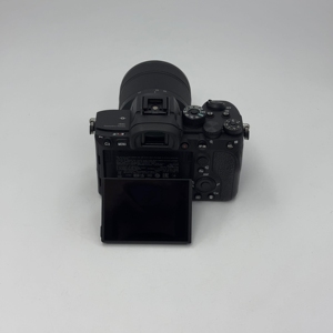 Cámara <span class=keywords><strong>Sony</strong></span> <span class=keywords><strong>Alpha</strong></span> 7R <span class=keywords><strong>IV</strong></span> A7R4 de Fotograma Completo con Lente OSS de 28-70 mm, Paquete Completo Todo en Uno, 61.0MP, Video 4K, Kit Profesional de Estudio - Product Image 4