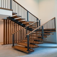 Escalier flottant intérieur moderne sur mesure avec marches en bois de chêne massif et garde-corps en verre pour villa