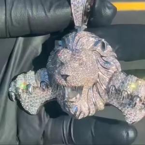 Majestuoso colgante de cabeza de león chapado en oro blanco y plata de 14 quilates para hombre, collar con abalorio de moissanita de corte redondo de 5 quilates - Product Image 3