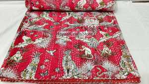 Couverture Kantha rouge bohème imprimée avec motif floral de tigres et d'oiseaux, faite à la main, décoration intérieure toute saison - Product Image 2