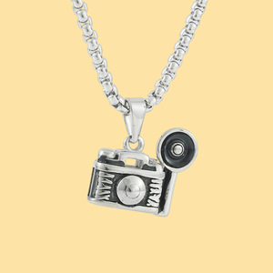 Yunnique – collier avec pendentif appareil photo en acier inoxydable, couleur argent, chaîne de 3.0x60cm, Design géométrique, bijoux à la mode pour hommes et femmes - Product Image 1