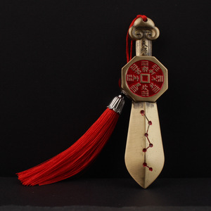 Pendentif en laiton en forme d'épée céleste avec pompon rouge, outil rituel taoïste pour la maison, cadeau - Product Image 1