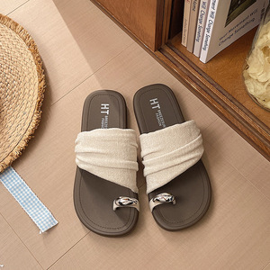 Sandales plates pour femmes avec détails métalliques, style minimaliste, bout ouvert, confortables et amorties, idéales pour l'été et les vacances - Product Image 5