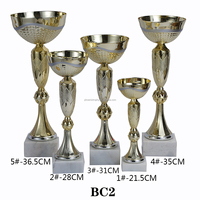 Vente en gros Trophées en métal de couleur or pour le taekwondo Modèles bon marché pour les prix de matchs sportifs pour étudiants