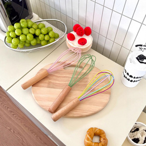 ด้ามไม้บีช ที่ตีไข่ซิลิโคนหลากสี ที่ตีครีมแบบใช้มือ อุปกรณ์ตีไข่ในครัว - Product Image 4