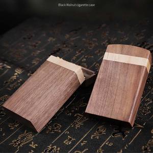 Boîte à cigarettes créative en bois de noyer noir stockage à clapet de <span class=keywords><strong>luxe</strong></span> rétro pour hommes femmes impression personnalisée en acier massif pour fumer - Product Image 4