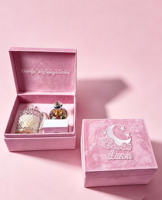 Boîte à souvenirs élégante bleu foncé brillant avec boucle personnalisée monogramme or et intérieur en velours pour cadeaux de mariage, chocolats ou cadeaux de l'Aïd
