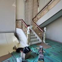 Rampe d'escalier intérieure de style européen, luxe léger, nouvelle villa chinoise, avec colonne en alliage d'aluminium