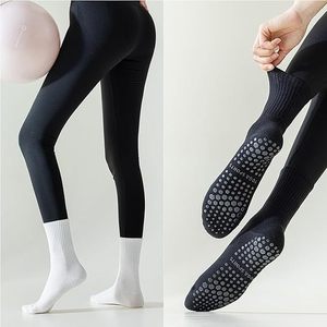 Chaussettes de Pilates avec grip pour femmes, chaussettes antidérapantes pour yoga, ballet, fitness, chaussettes mi-hautes décontractées - Product Image 2