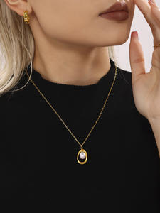 Elegante gargantilla de perlas pequeñas de moda con <span class=keywords><strong>colgante</strong></span> de <span class=keywords><strong>lingote</strong></span> chapado en <span class=keywords><strong>oro</strong></span> de acero inoxidable y cadena de <span class=keywords><strong>oro</strong></span> real de 18 quilates para mujer - Product Image 5